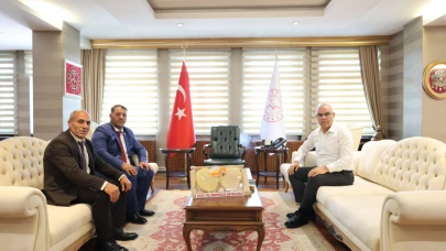 Ağrı’da Yılın İlk Balı Vali Koç’a Sunuldu