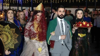 Mahmedpiran Aşireti düğününde hediyeler zarflara konuldu