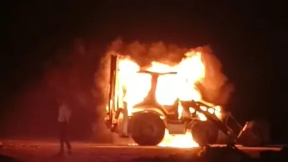 Erciş’te bir iş makinesi alev alev yandı