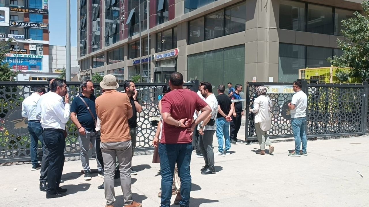 İpekyolu Belediye binasındaki yangını işten çıkarılan işçiler fark etti