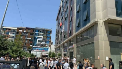 Van‘ın İpekyolu Belediyesi hizmet binasında yangın çıktı