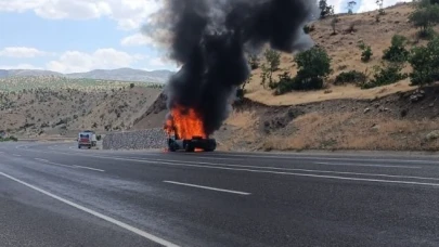 Seyir halindeki tır alevlere teslim oldu