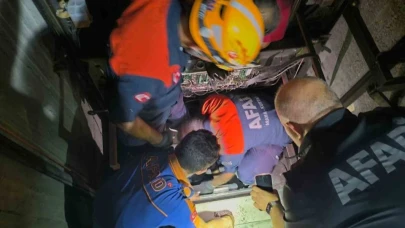 Asansörde kalan vatandaşlar AFAD tarafından kurtarıldı