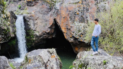 Ağrı’daki Bekiran Şelalesi Yaz Ortasında da Büyülüyor
