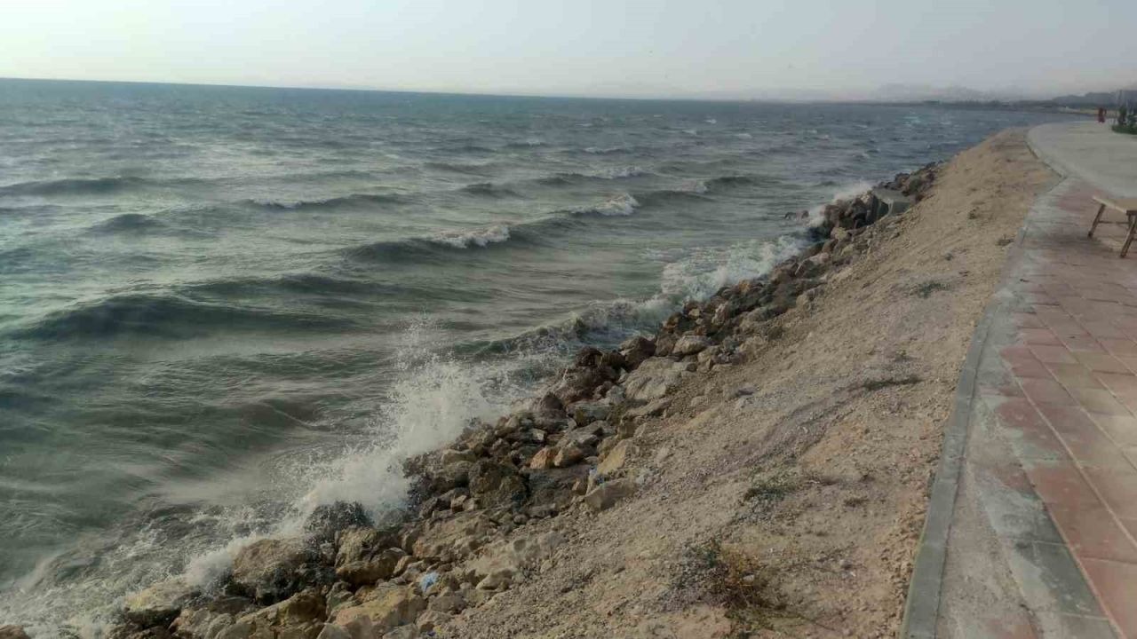 Van’da Şiddetli  Rüzgar; Van Gölü Adeta Sahili Dövdü