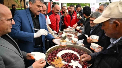 Erzurum Valisi Mustafa Çiftçi vatandaşlara aşure dağıttı