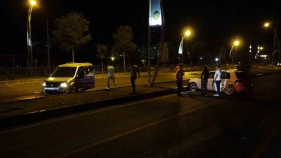 Hafif ticari araç ile otomobilin karıştığı kazada 2 kişi yaralandı