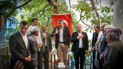 Hakkari Valisi Ali Çelik, Şemdinli’ye bağlı köylerde yol çalışmalarını inceledi