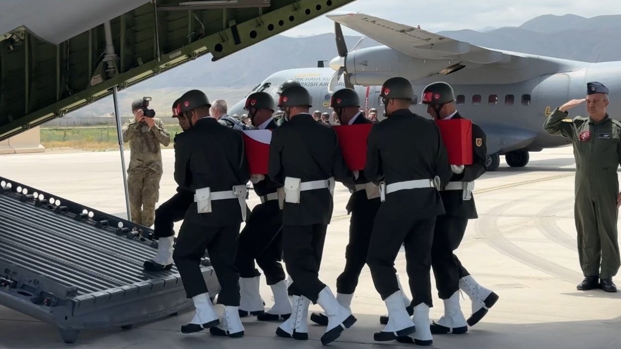 Pençe-Kilit bölgesinde şehit olan askerler için Yüksekova’da uğurlama töreni düzenlendi