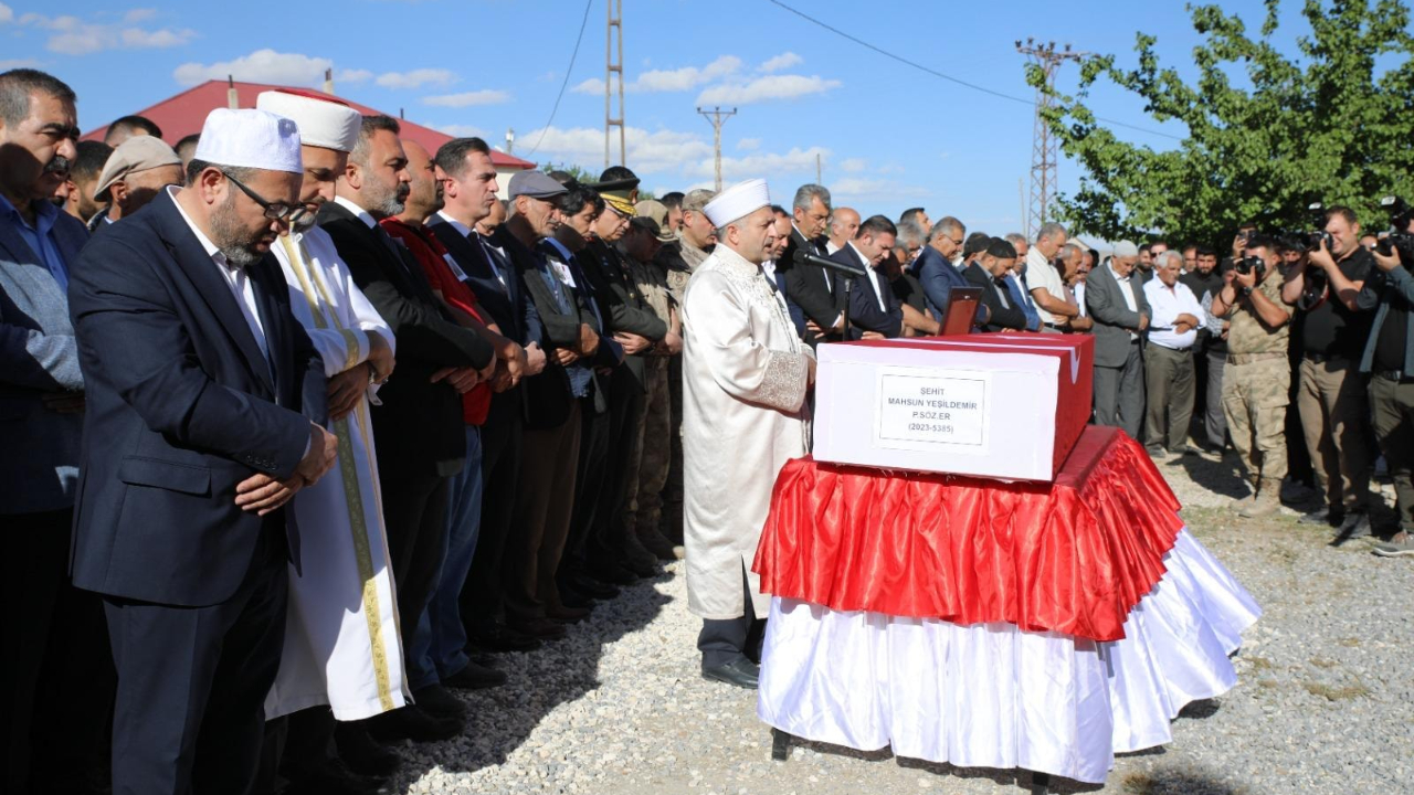 Erciş Kaymakamı Karaloğlu Adilcevaz’da Şehit P. Sözl. Er Mahsun Yeşildemir’in Cenaze Törenine Katıldı