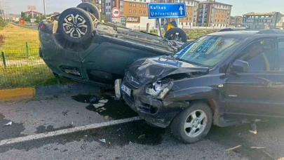 İki otomobilin karıştığı tarfik kazasında 2 kişi yaralandı
