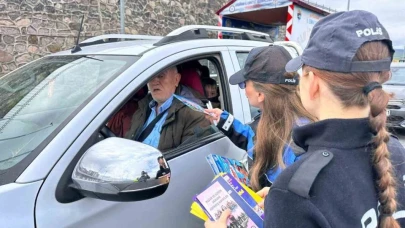 Polis vatandaşlara dolandırıcılık ve KADES bilgilendirmesi yaptı