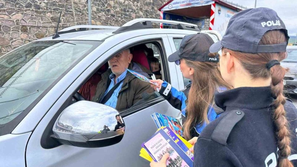 Polis vatandaşlara dolandırıcılık ve KADES bilgilendirmesi yaptı
