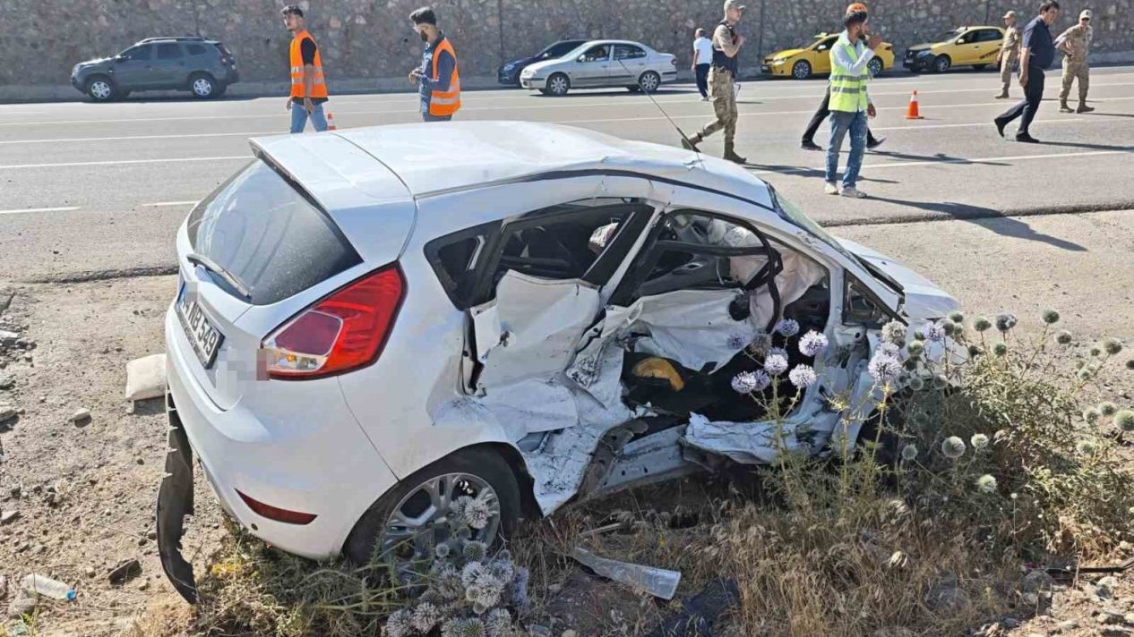 İki aracın karıştığı trafik kazasında 3 kişi yaralandı