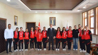 Bulanık Kaymakamı Ömer Övünç Koşansu, şampiyon voleybolcuları ağırladı