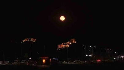 Van Kalesi dolunayda  eşsiz manzarası ile görsel şölen