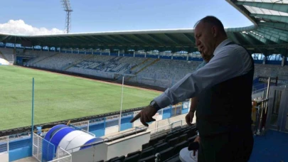 Erzurum Gençlik ve Spor İl Müdürü Levent Çakmur, hibrit çim zemini inceledi