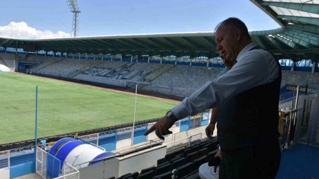 Erzurum Gençlik ve Spor İl Müdürü Levent Çakmur, hibrit çim zemini inceledi
