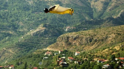 Sporcuların  wingsuit exit atlayışları nefes kesti
