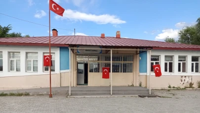 Ağrı’daki Tüm Okul ve Kurumlara Türk Bayrağı Asıldı