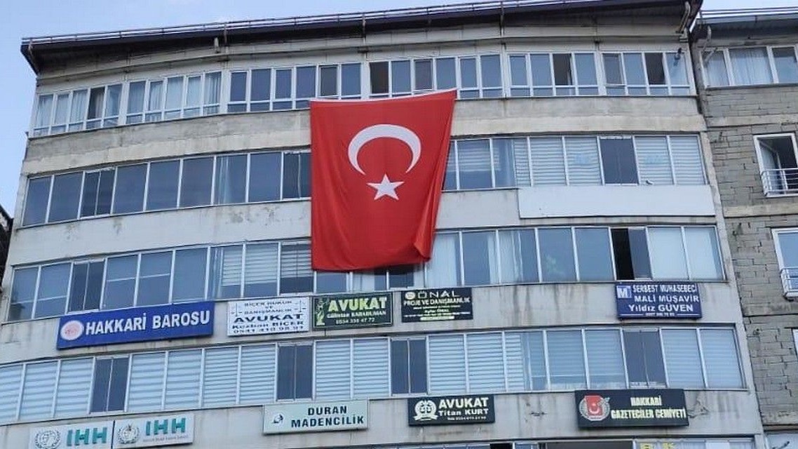 ‘Terörsüz Türkiye’ye bayraklı destek