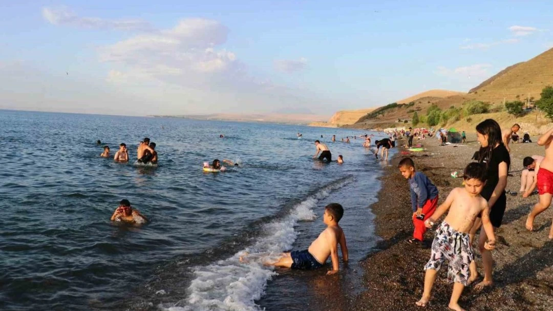 Havaların ısınmasıyla Van Gölü'nde yoğunluk arttı