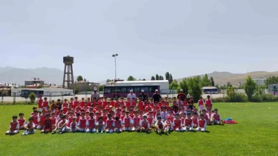 Futbol yaz spor okulu 400’ü aşkın öğrenciyle devam ediyor