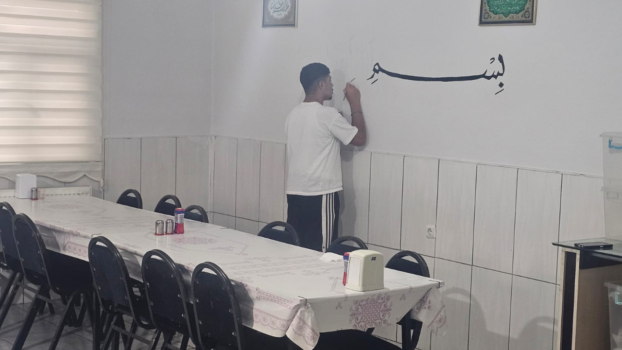Ağrı Genç Önder’den Öğrencilere Hat Sanatı Eğitimi