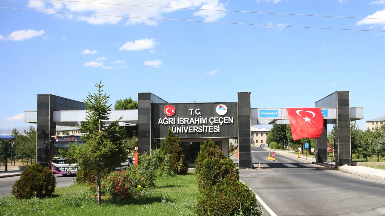 Ağrı İbrahim Çeçen Üniversitesi Ay Yıldızlı Bayrakla Donatıldı
