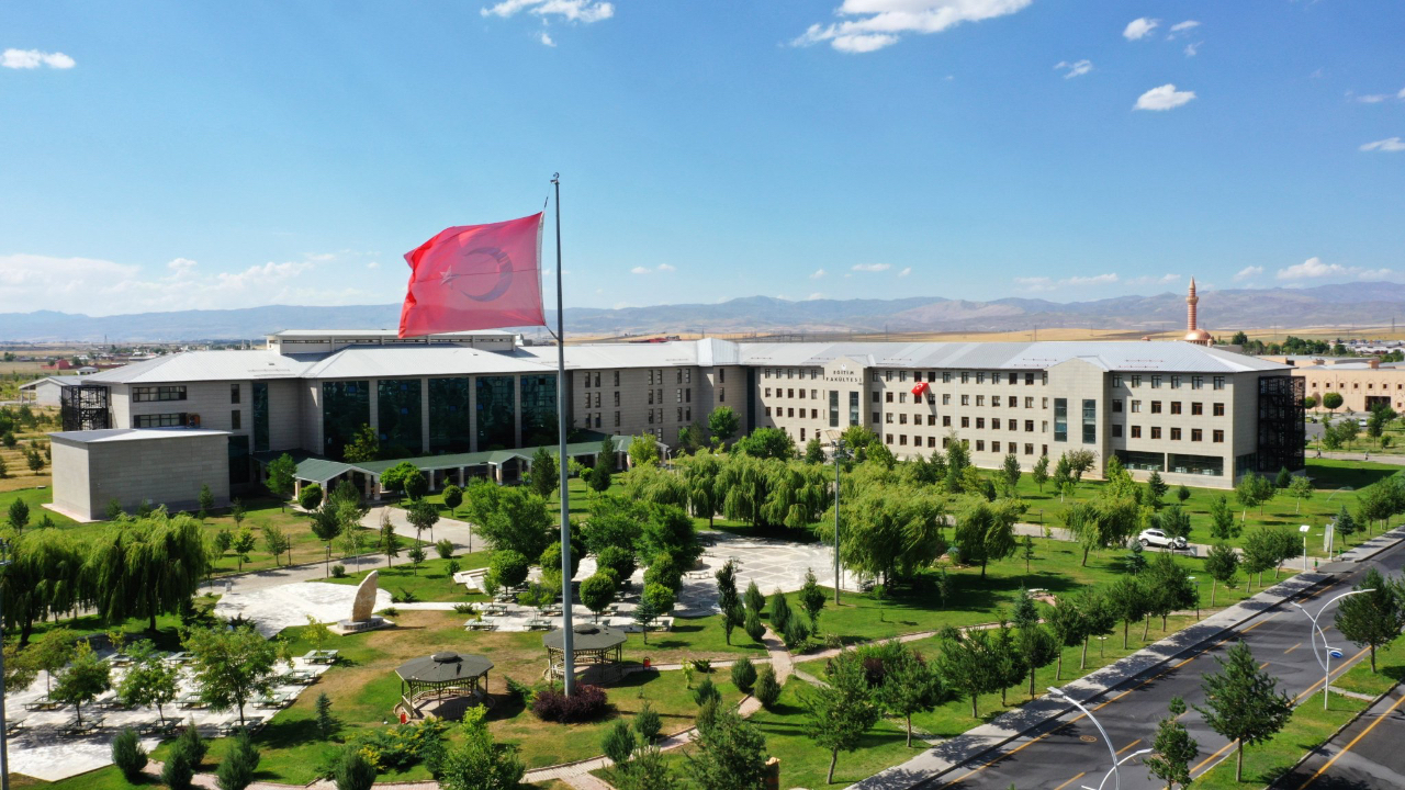 Ağrı İbrahim Çeçen Üniversitesi Ay Yıldızlı Bayrakla Donatıldı