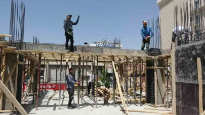İnşaat işçilerinin sıcakla mücadelesi