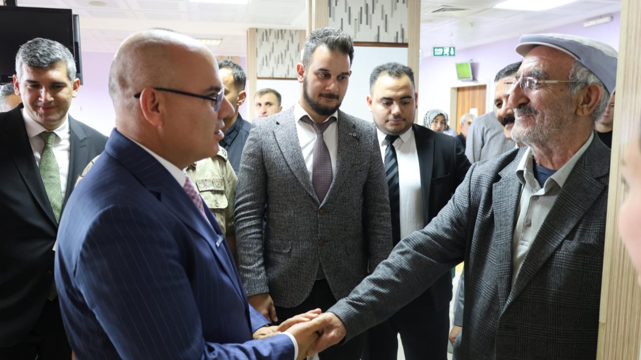 Valisi Koç, el sallayan Neriman teyzeyi unutmadı
