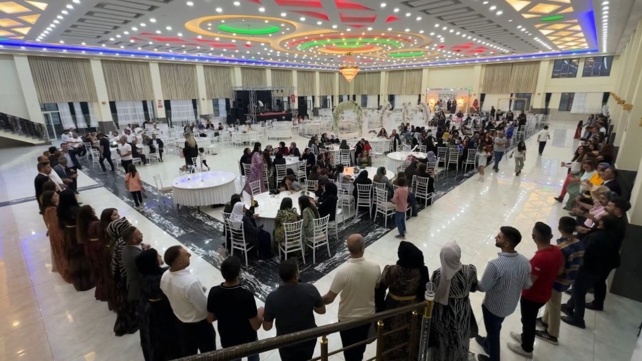 Turistler düğünde doyasıya halay çekti