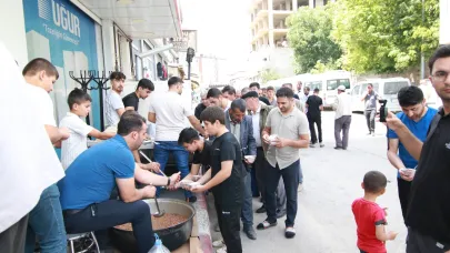 Ercişli İşinsanı Sevinç Aşure Ayı Nedeniyle Aşure Dağıttı