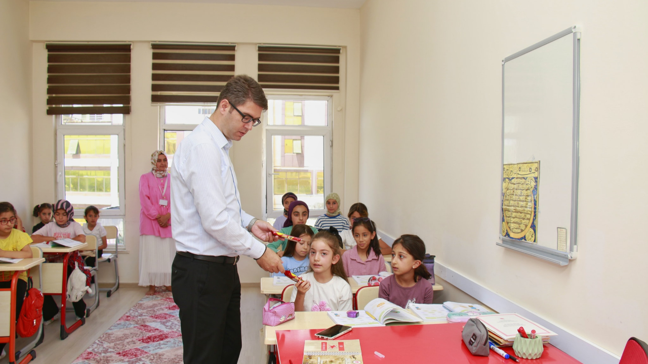 Erciş Kaymakamı Karaloğlu ADEM'de Yaz Kur’an Kursu Eğitimi Alan Öğrencileri Ziyaret Etti
