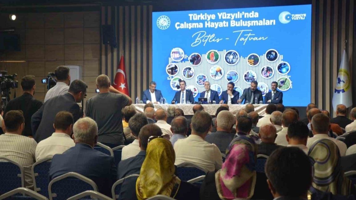 Bakan Işıkhan: "Bugün geleceğe umutla yürüyoruz"