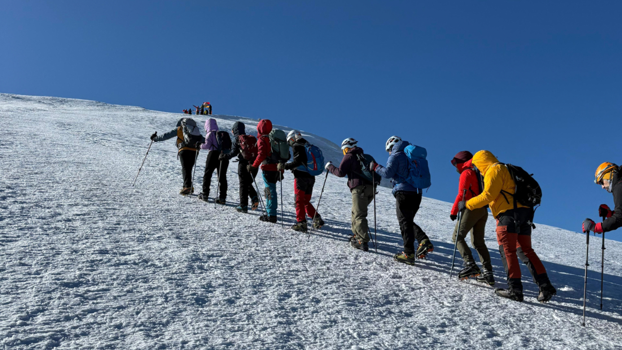 19 Sporcunun Ağrı Dağı Zirve Yolculuğu Başarıyla Tamamlandı