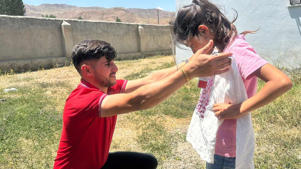 Doğubeyazıt Kızılay Gönüllülerinden Sağdıç Köyü’ne Giyim Yardımı