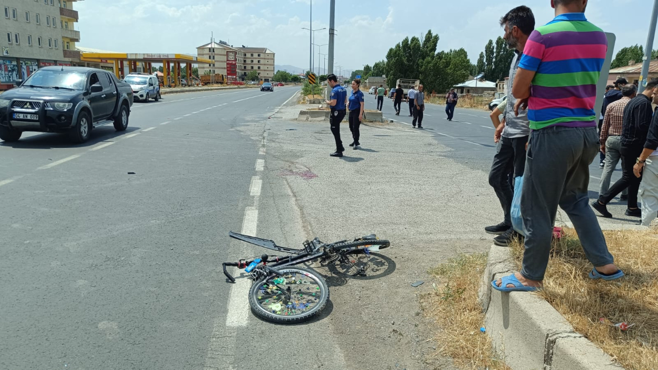 Ağrı’da Minibüs Bisiklete Çarptı: 14 Yaşındaki Çocuk Hayatını Kaybetti