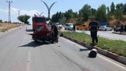 Otomobille kamyonet çarpıştı: 4 yaralı