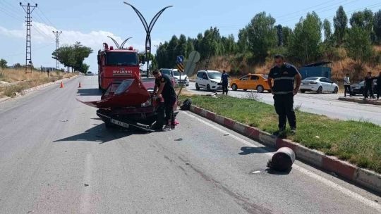 Otomobille kamyonet çarpıştı: 4 yaralı