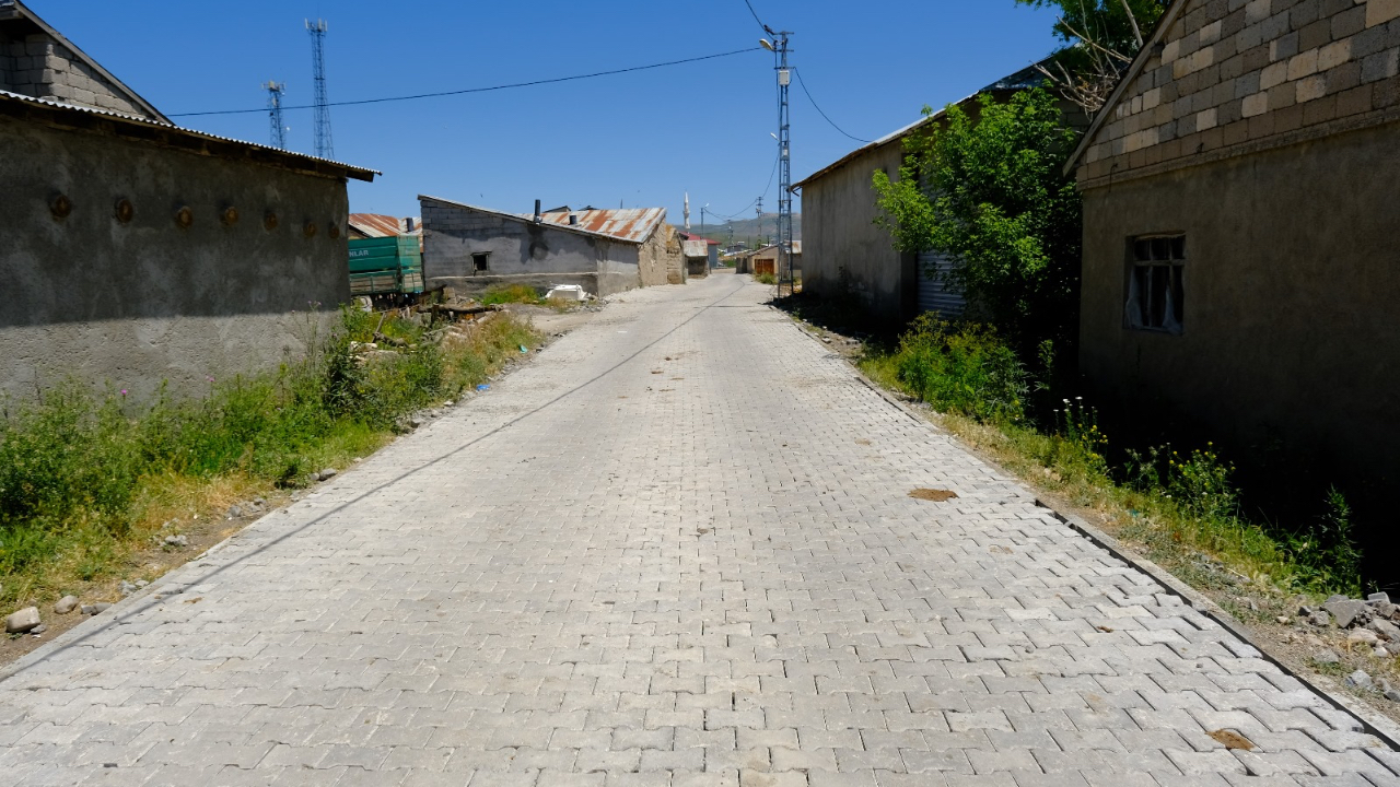Ağrı Aşkale Köyü’nde 9 Bin Metrekare Kilit Parke Taşı Döşendi