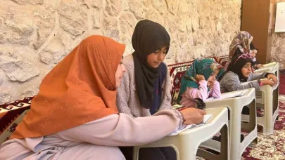 Van’da çocuklar hem Kur’an-ı Kerim’i hem de hüsn-i hat sanatını öğreniyor