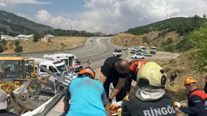 Bingöl’de hurda yüklü pikap devrildi: 1 yaralı