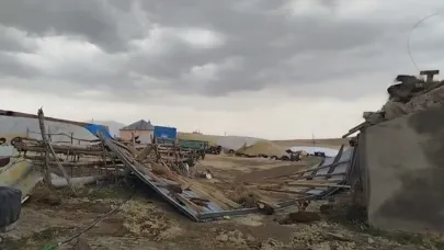 Malazgirt’te etkili olan fırtına ev ve ahırların çatısını uçurdu