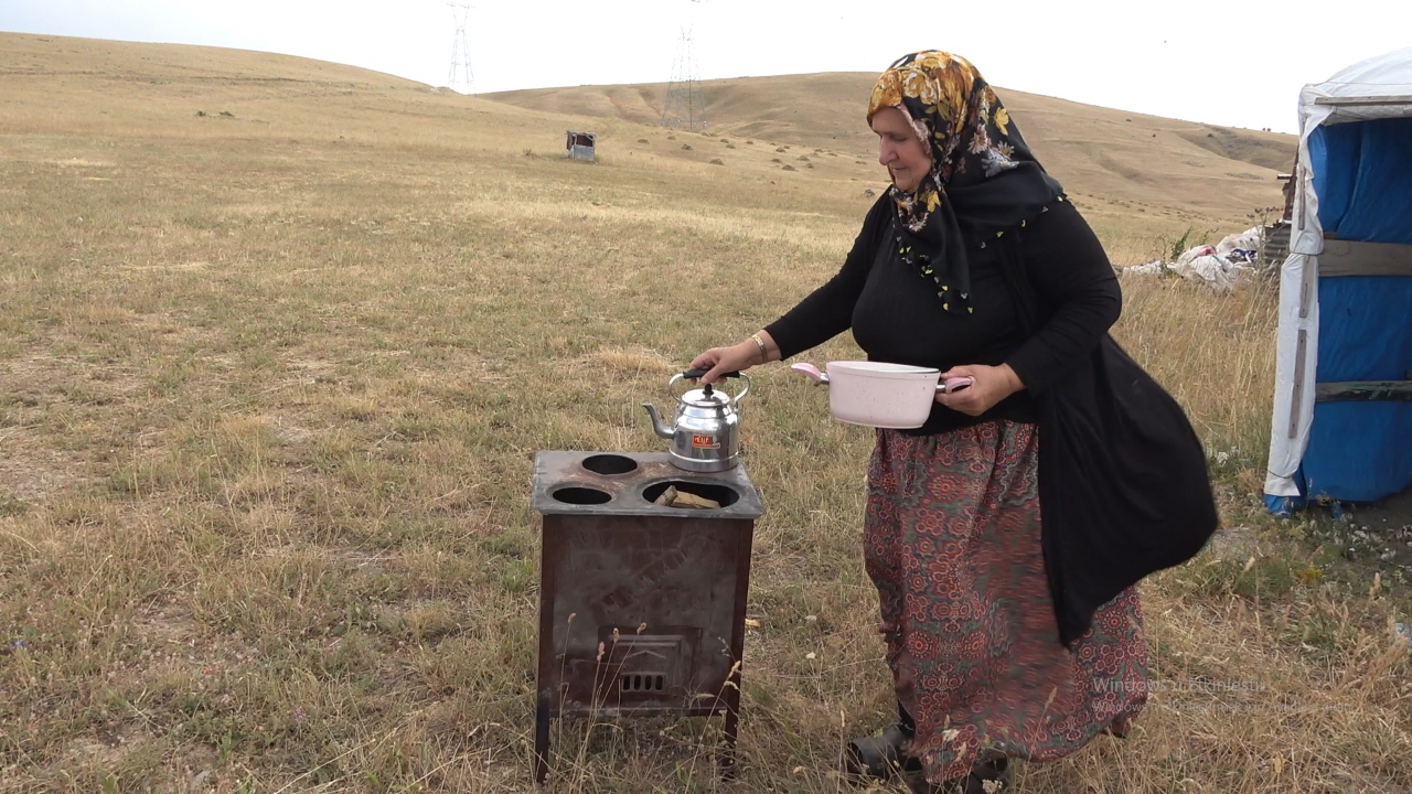 Ağrılı Hanım Teyze, Yaptığı Kantaron Yağıyla Şifa Dağıtıyor