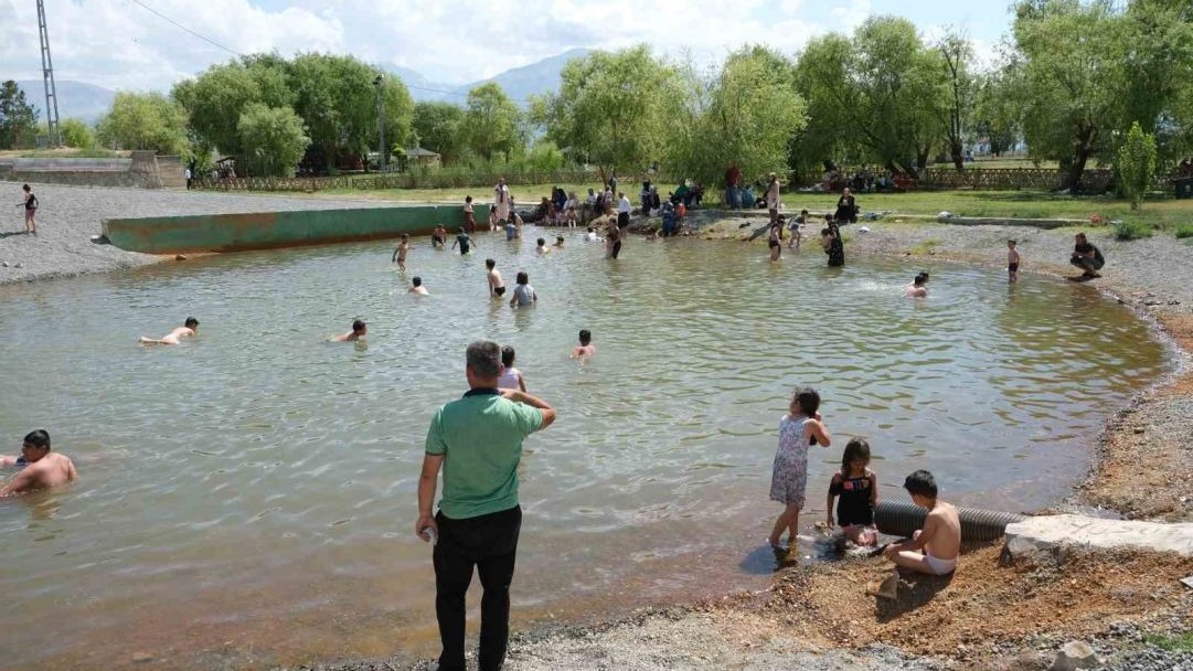 Çocuklar soluğu havuzda aldı