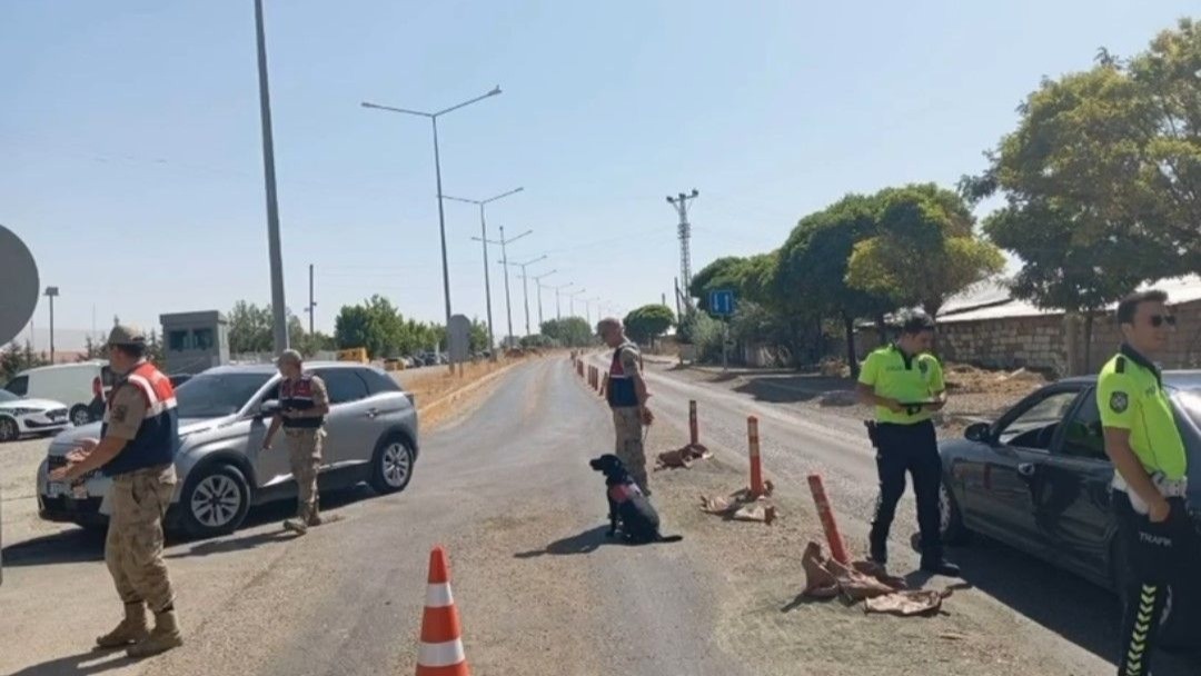 Jandarma farklı suçlardan aranan 20 kişiyi tutukladı