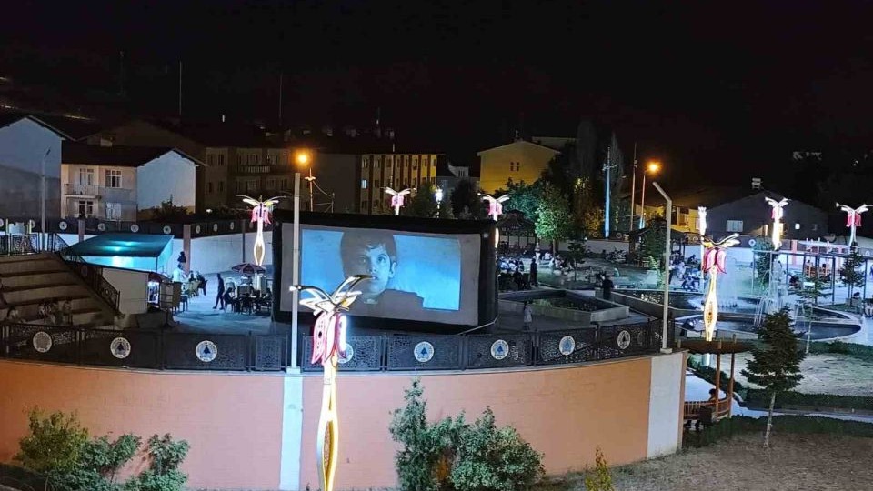 Açık hava sinema günleri tüm yoğunluğu ile devam ediyor