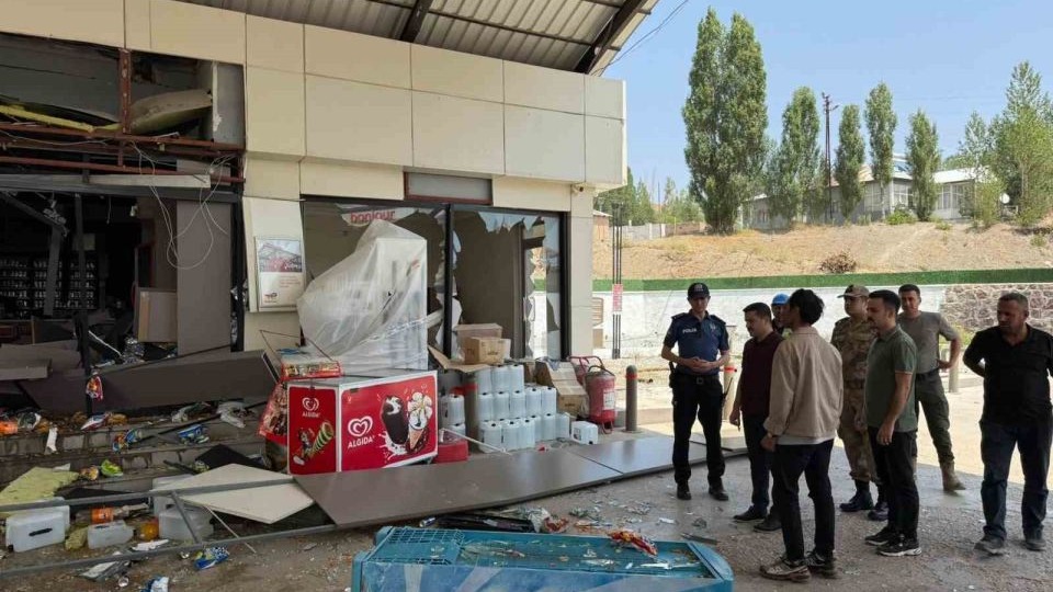 Özalp Kaymakamı Rahmi Bulut, petrol istasyonunda incelemelerde bulundu